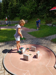 Höchste Konzentration beim Minigolf